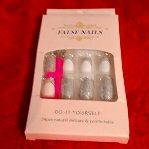 PRESS ON NAILS. 24 peice, white & silver false finger nails.
